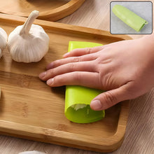 Silicone-Garlic-Peeler-Tube-04 - Indigenous Shop